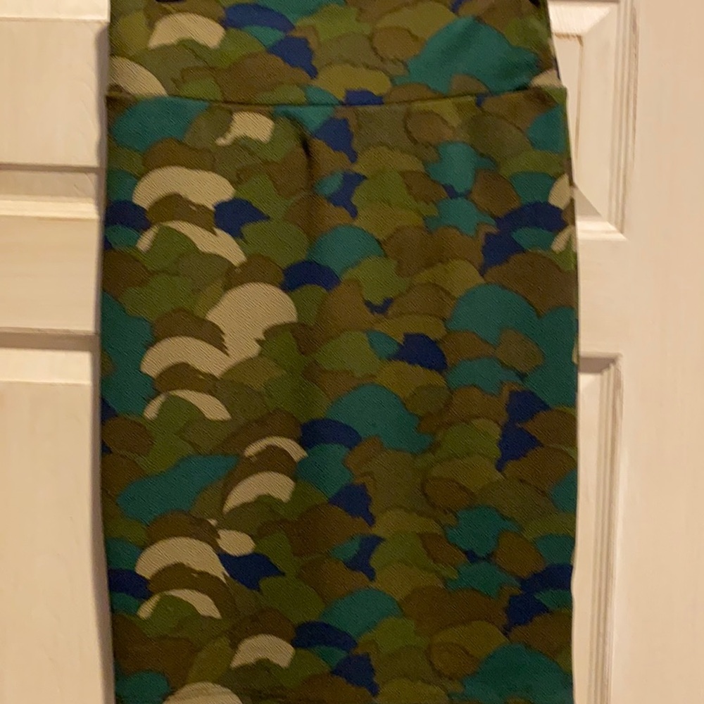 Cassie LuLaRoe camo skirt